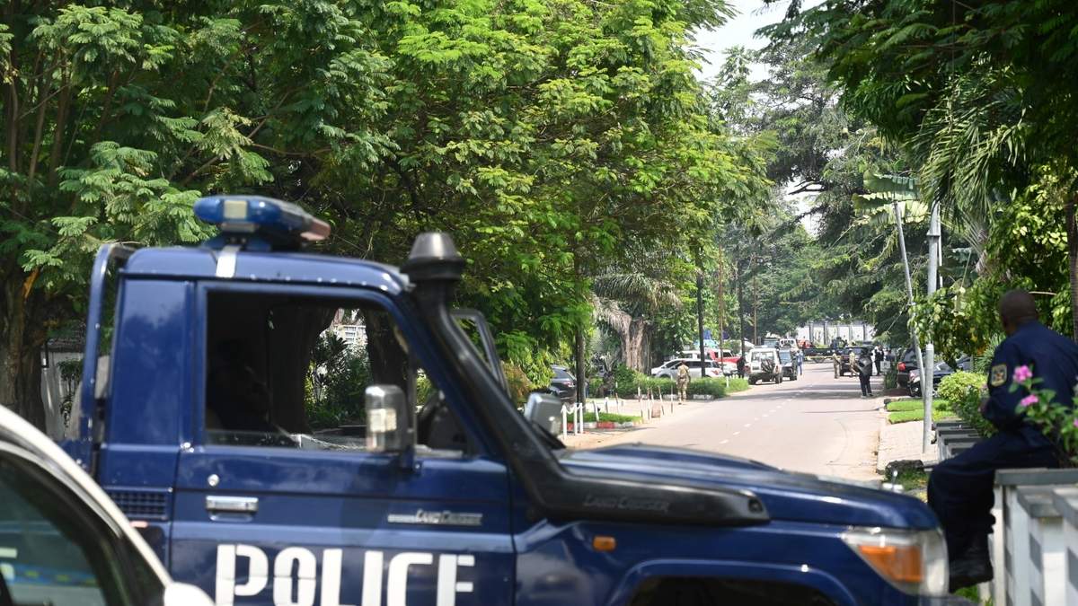 Fuerzas de seguridad congoleñas vigilan las calles en Kinshasa