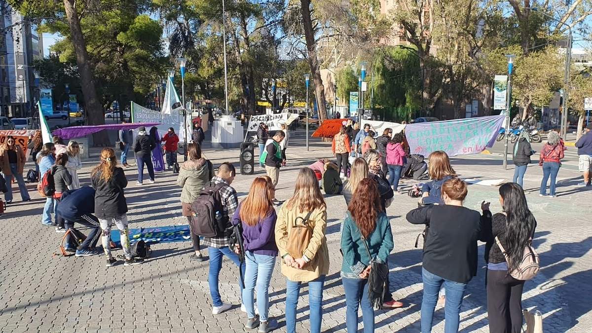 Los encargados de los servicios se concentraron en el centro de la ciudad de Neuquén. Fuente: (Javier Manzano)
