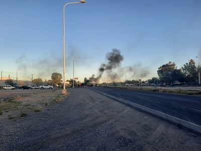 Continúa el corte en la Ruta 7 por parte de los vecinos de Centenario