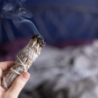En pocos minutos: hacé este poderoso ritual en tu pieza para limpiarla de malas energías y atraer buena suerte