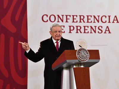 AMLO a Monreal: No adelantar la sucesión sería caer en prácticas del porfiriato