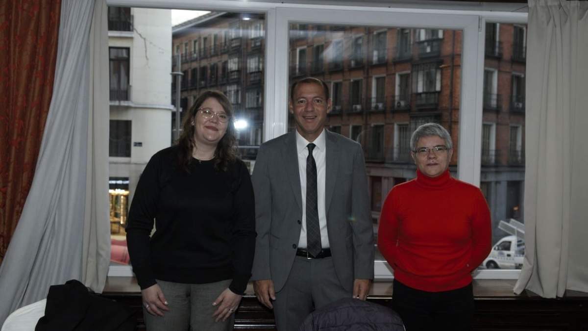 Omar Gutiérrez junto a las licenciadas Dania Pascua y Carla Musso Perulán. Fuente: (Facebook).