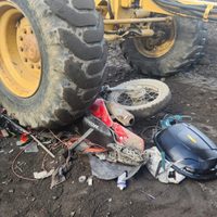 Un vecino de Villa La Angostura exige respuestas tras ser atropellado por una motoniveladora