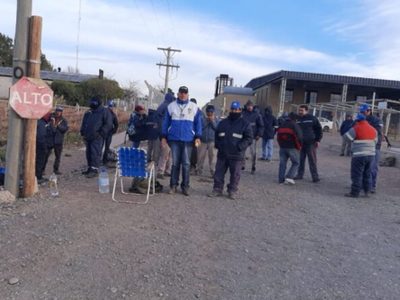 Trabajadores de la bodega "Del Fin del Mundo" bloquearon los accesos a la empresa