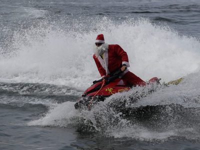 Santa Claus brasileño cambia trineo por jet ski y reparte juguetes y alegrías a niños discapacitados