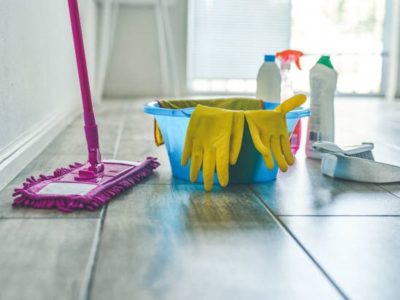 El secreto de la abuela para eliminar las manchas de óxido en el piso y dejarlo como nuevo
