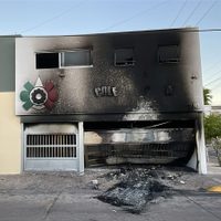 Grupo armado impacta vehículo contra fachada de colegio particular en Culiacán y le prende fuego