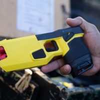 Apuran la implementación de las pistolas taser