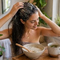Shampoo casero con solo dos ingredientes: la receta ancestral que devuelve vida al cabello
