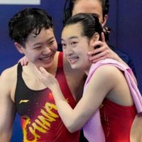 China conquista su primer oro en clavados en busca de la barrida de ocho