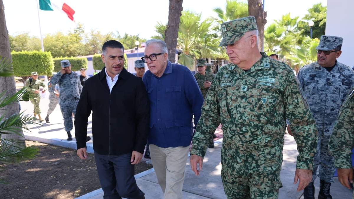 El secretario de Seguridad, Omar García Harfuch, con el gobernador de Sinaloa, Rubén Rocha Moya, y el secretario de la Defensa, Ricardo Trevilla