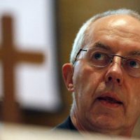 Líder de la iglesia anglicana renuncia por manejo de escándalo de abuso sexual