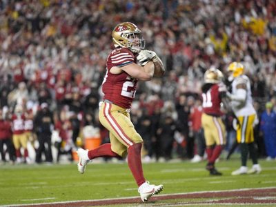 McCaffrey logra 2 touchdowns y 49ers eliminan a empeñosos Packers por 24-21