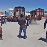 Linchan a un presunto ladrón frente a policías de Puebla