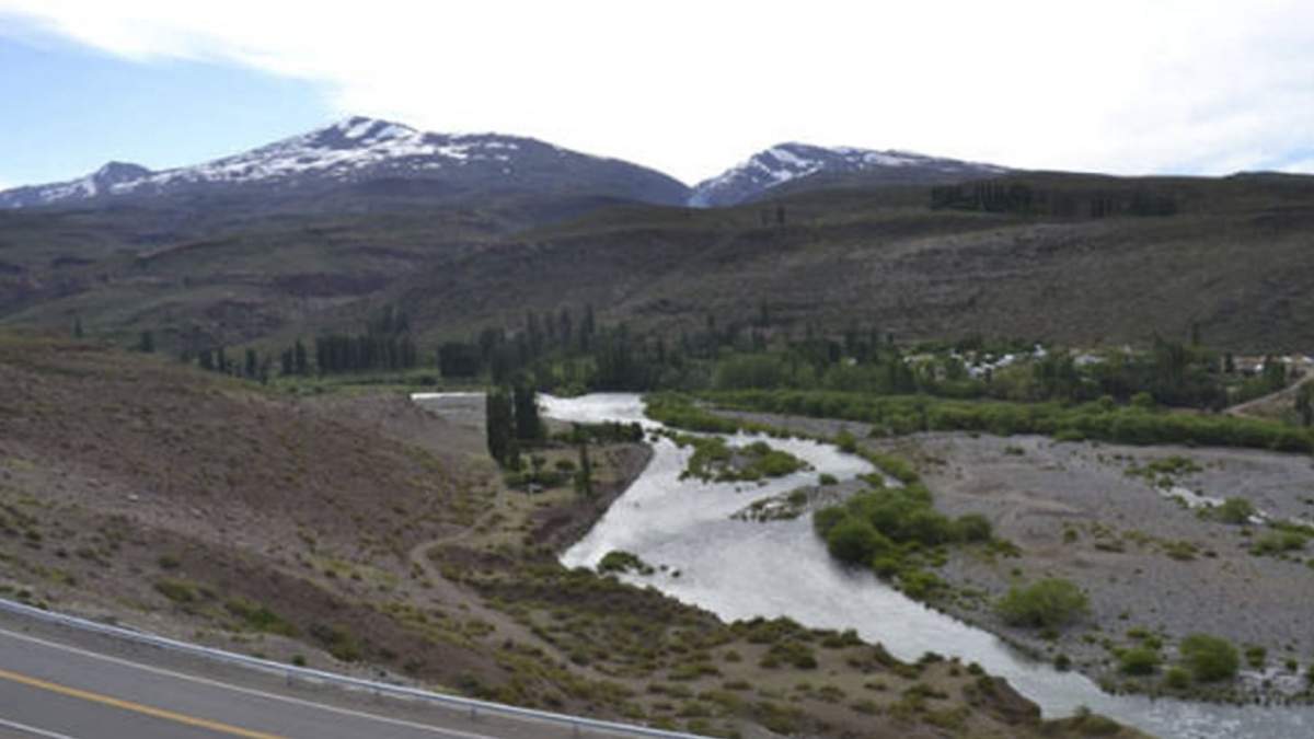El río Nahueve por donde se construye la planta. Fuente: (Twitter)