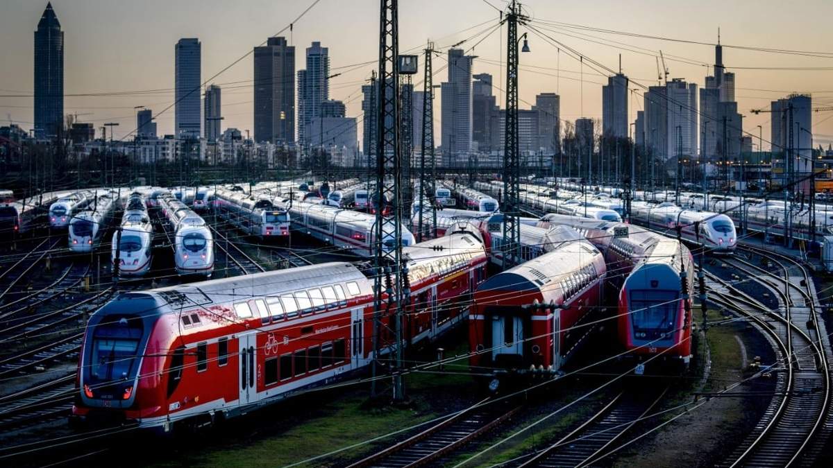 Trenes estacionados cerca de la estación central de Fráncfort, Alemania, el lunes 27 de marzo de 2023. Alemania enfrentaba una huelga nacional de transportes el lunes
