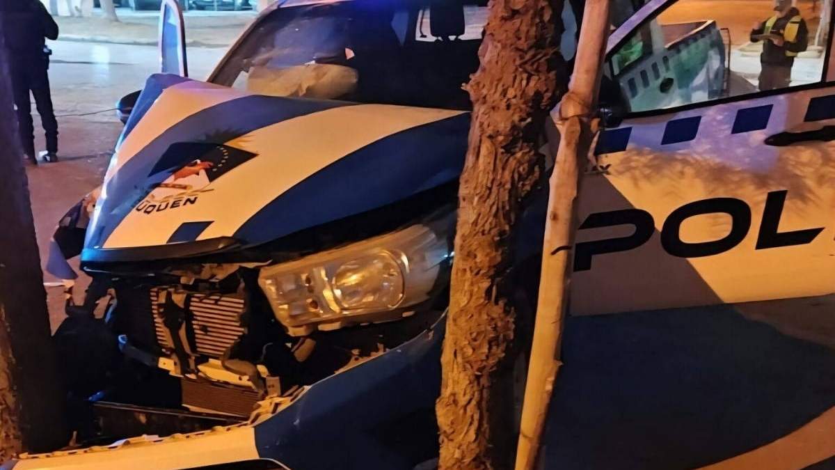 La camioneta policial terminó incrustada contra una columna de cemento. Los tres policías resultaron heridos. Fuente: (Estrellas de Neuquén)