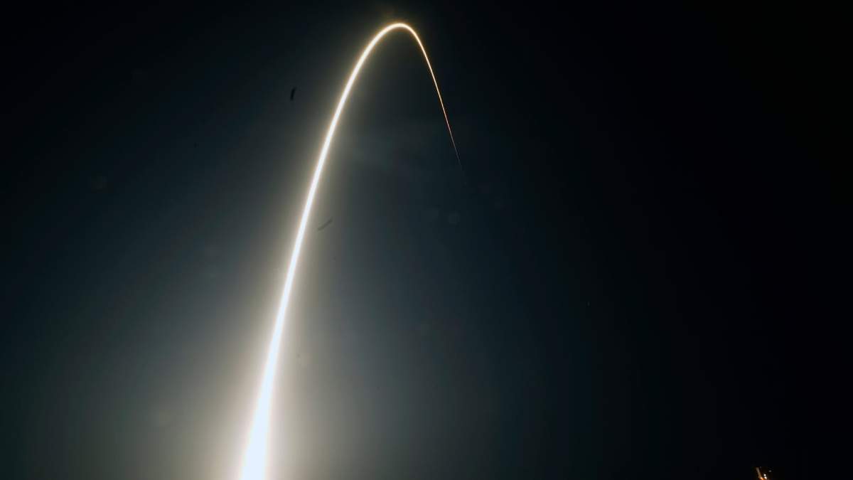 Cohete Falcon 9 de SpaceX con la 25ta ronda de aproximadamente 60 satélites de banda ancha Starlink de Space X