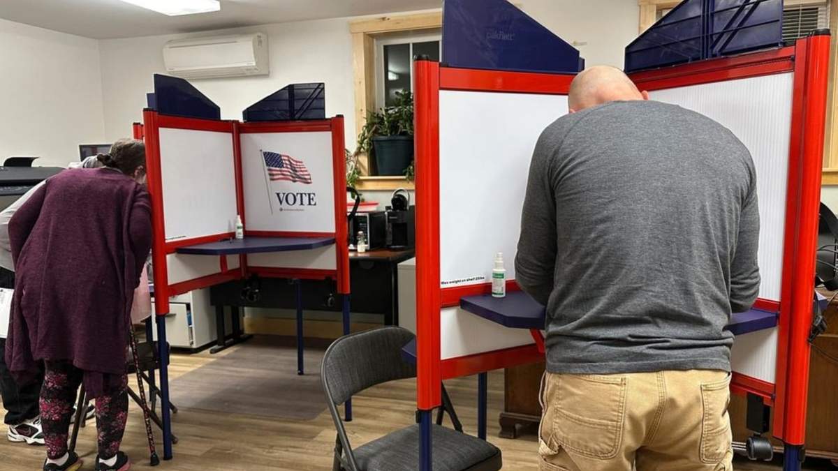 Varios votantes emiten su sufragio en las oficinas municipales de Cabot, Vermont, el día de la elección, el 8 de noviembre de 2024