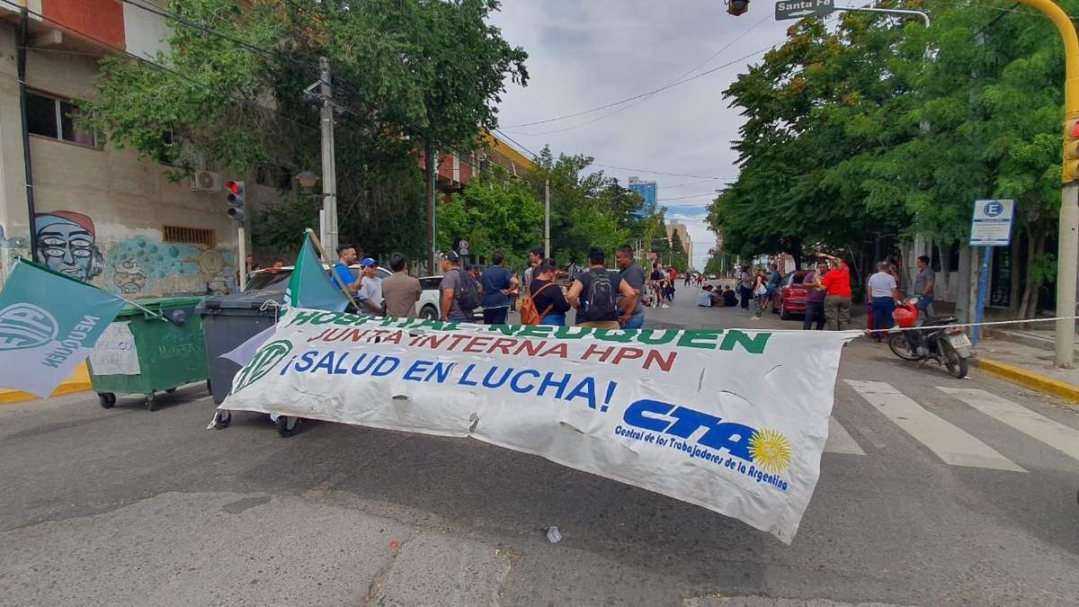 Manifestación de los trabajadores del Hospital Castro Rendón. Fuente: (Javier Manzano)