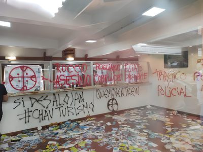 Encapuchados vandalizaron la secretaría de Turismo de El Bolsón