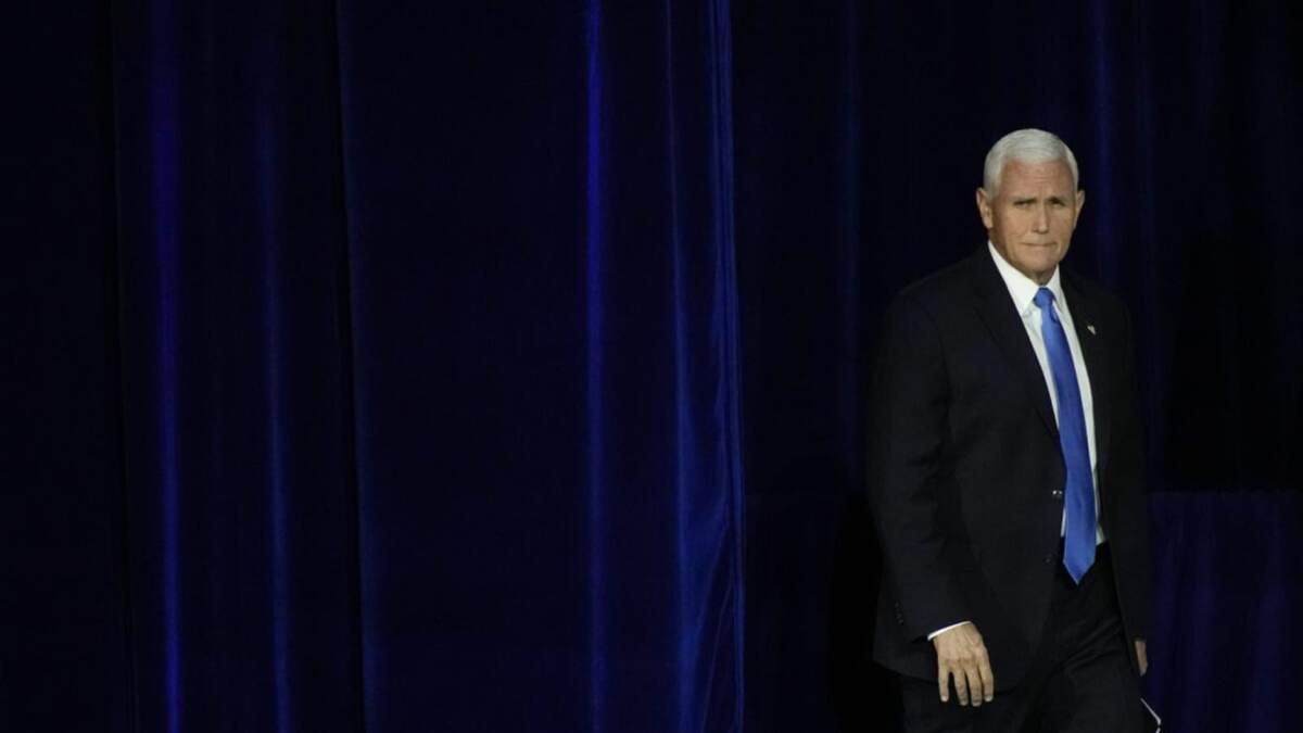 El exvicepresidente Mike Pence llega para hablar en una reunión anual de liderazgo el sábado 28 de octubre de 2023, en Las Vegas