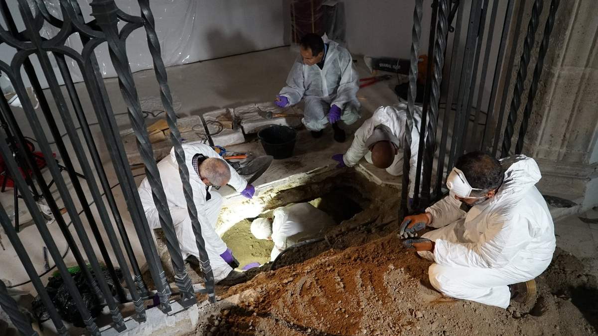 La exhumación de los restos de Colón en la Catedral de Sevilla (España). Fuente: (Twitter)