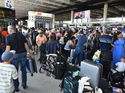 El Etna entra de nuevo en erupción y obliga a cerrar aeropuerto en Italia