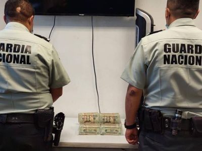 Detienen a una persona con 100 mil dólares en una maleta en el aeropuerto de la CDMX