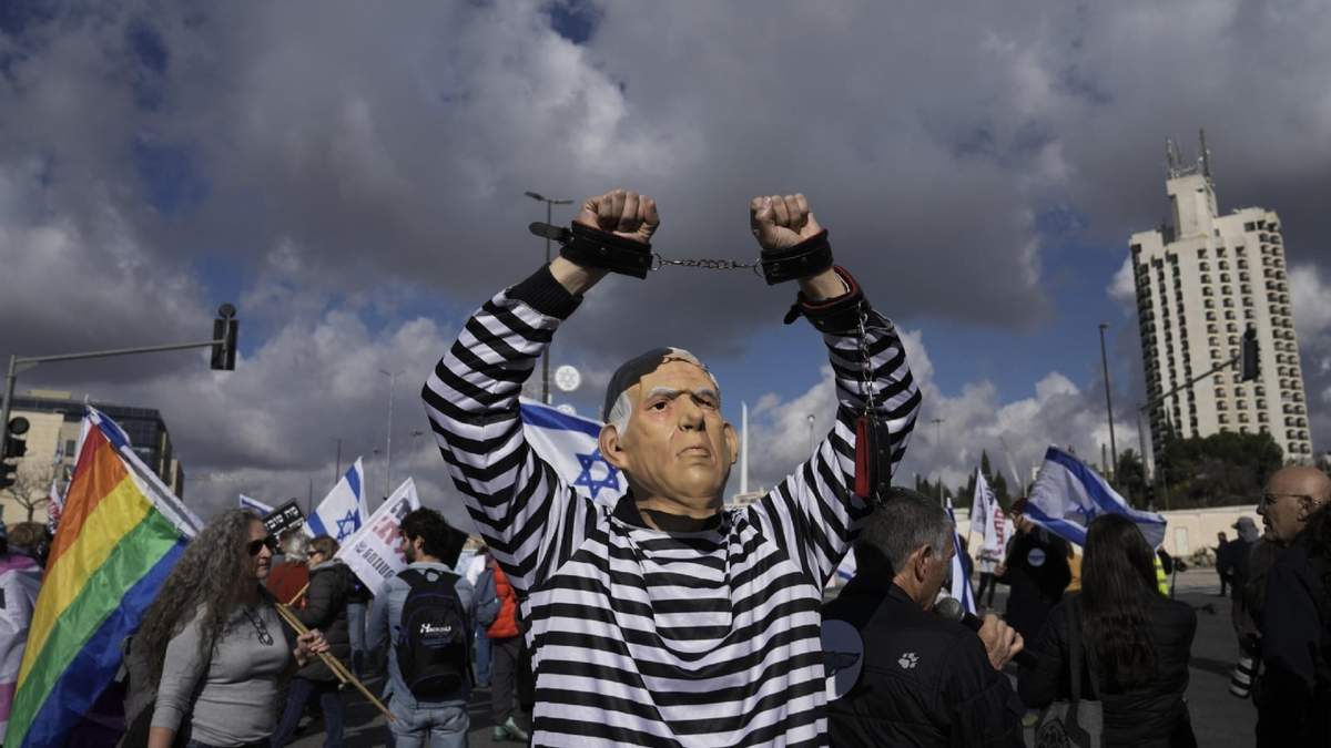 Un manifestante lleva una máscara que representa al primer ministro israelí, Benjamin Netanyahu, frente al Tribunal Supremo en Jerusalén el 5 de enero de 2023