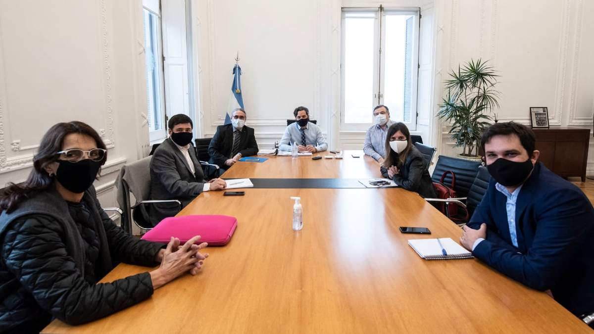 Santiago Cafiero, jefe de Gabinete, en la primera reunión del Gabinete de Tierras. (Fuente: Twitter)