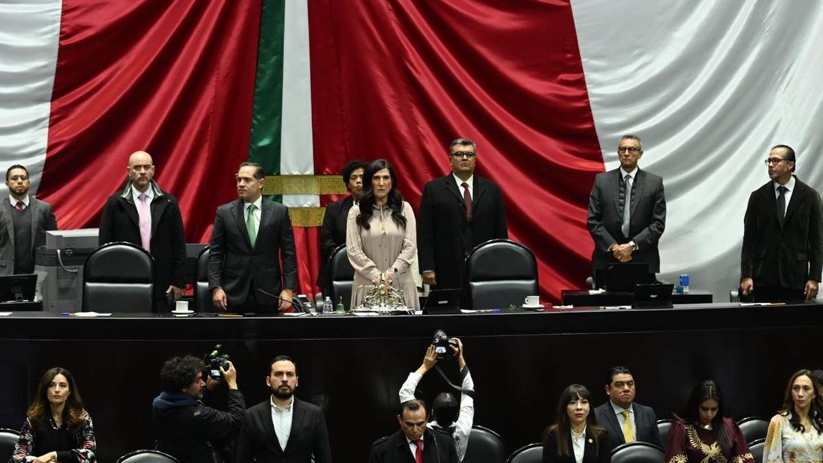 Kenia López Rabadán en la sesión de este domingo en San Lázaro
