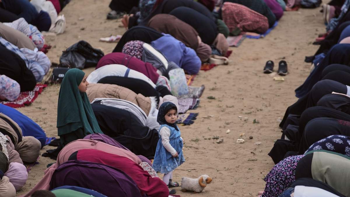 Musulmanes rezando durante las plegarias del Eid al-Adha en Ciudad de Gaza