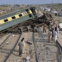 Al menos 30 muertos y 60 heridos por descarrilamiento de tren en Pakistán