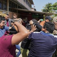 Apedrean a candidato presidencial Andrónico Rodríguez, considerado “traidor” a Evo Morales (Video)