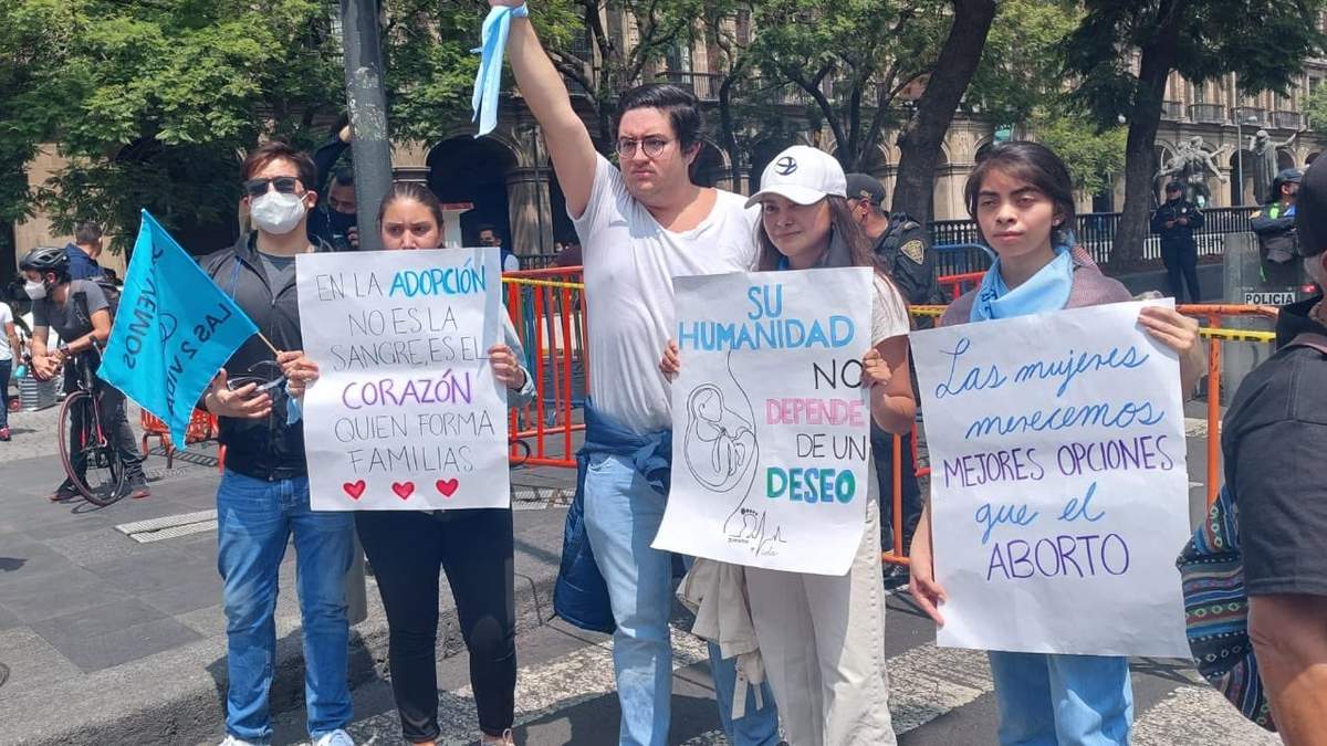 Grupos Provida protestan afuera de la Corte