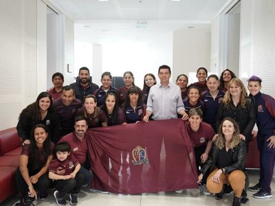 Presentaron el equipo de fútbol femenino del Club Confluencia que participará en la Copa Federal
