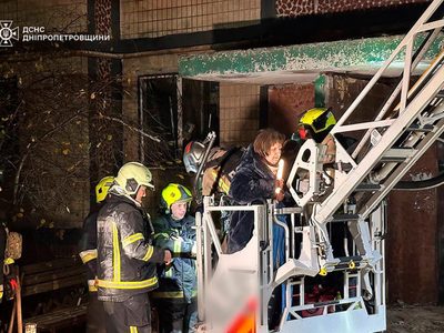 Dron ruso impacta en edificio de apartamentos en Ucrania y deja 4 muertos