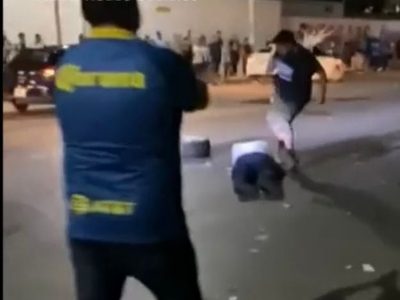 Aficionados de Monterrey golpean brutalmente a paramédico y saquean una ambulancia