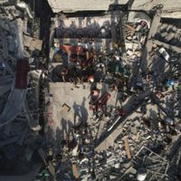 Palestinos hacen fila para comprar comida mientras Israel apunta a una operación terrestre