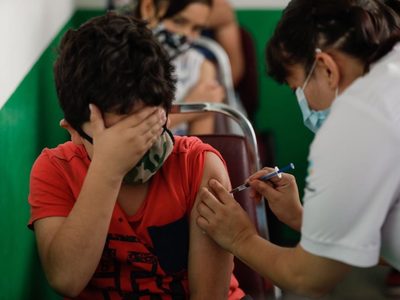 Recomiendan vacunar de gripe a todos los niños y del Covid a los mayores y con patologías