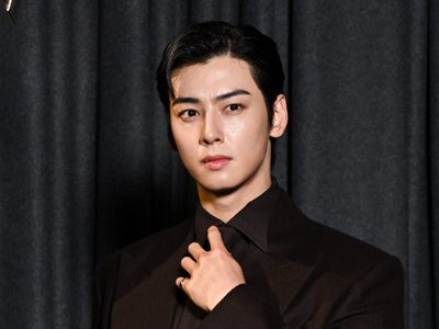 Para una importante revista: el look de oficinista de Cha Eun Woo que encantó a sus fans