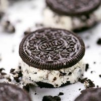 Alfajores helados de Oreo con 4 ingredientes: la receta más tentadora, fácil y fresca