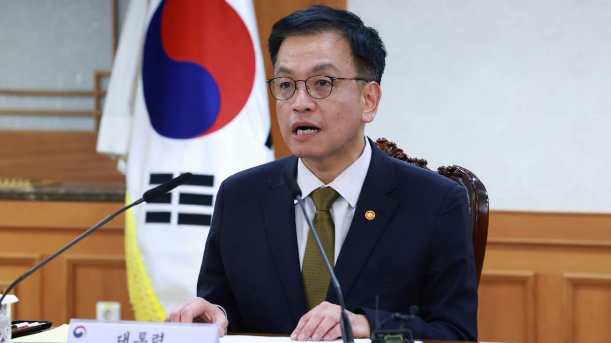 El presidente surcoreano en funciones Choi Sang-mok en la sede del gobierno en Seúl el 27 de diciembre del 2024