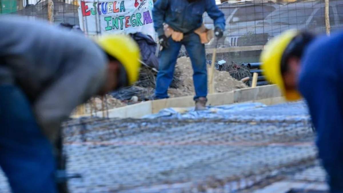 Operarios trabajan en el nuevo edificio de la Escuela Integral de San Martín de los Andes. Fuente: (Gobierno de Neuquén)