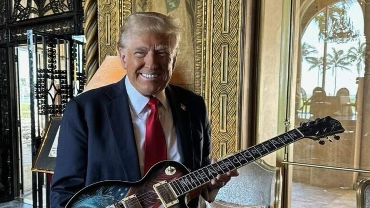 Trump publicó en Truth Social una foto de él sosteniendo lo que dijo era una “Guitarra Edición Limitada ’45'”