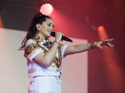 "Pato al agua": Rosalía se apunta al verano con este deporte acuático