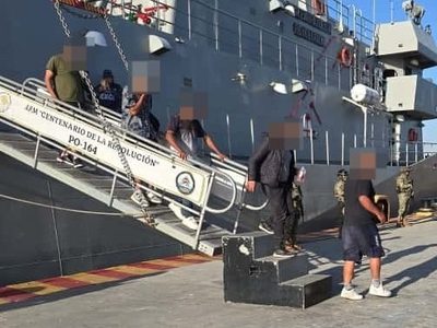 Rescatan a 17 personas en embarcación a la deriva en Playas de Rosarito