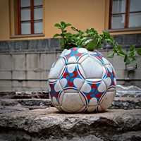 "Balón ponchado" una instalación de Rodrigo Ímaz