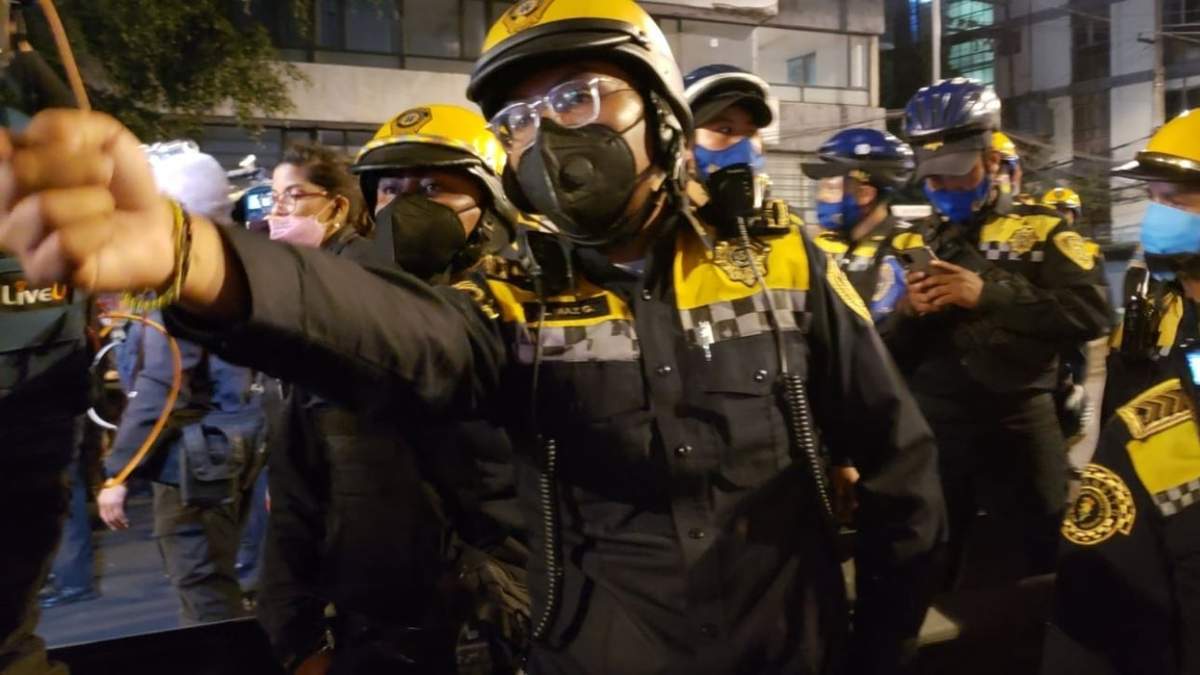Uno de los agentes de tránsito acusados de golpear a ciclistas